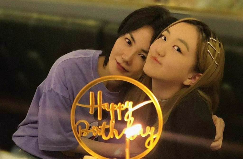 李嫣皮草大浓妆跑趴 侧脸被赞“有王菲气质”